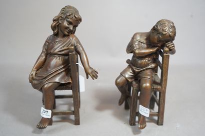 227- Deux sujets en bronze : ''Jeune fille...