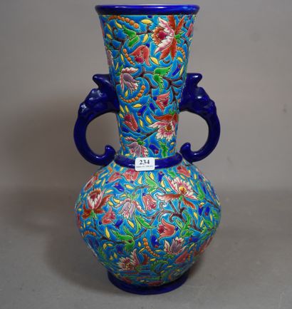 234- LONGWY Vase à anse à décor floral