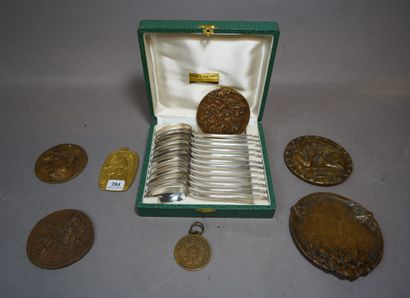 284- Six médailles en bronze et vide-poche...
