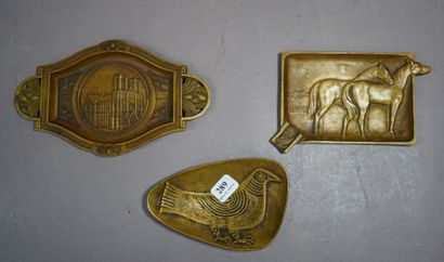 289- Trois cendriers en bronze : ''Oiseaux''...