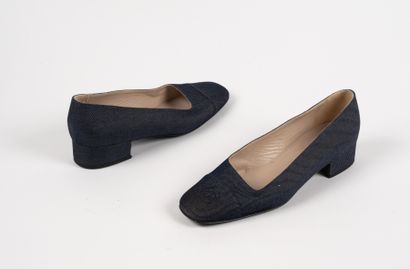 CHANEL - Paire d'escarpins en denim brut,...