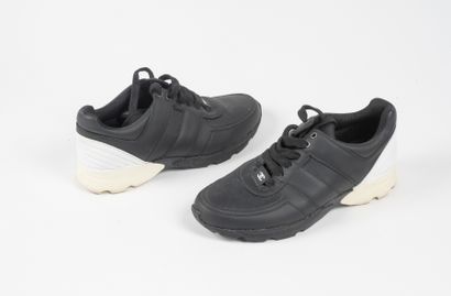 CHANEL - Paire de runners lacés en cuir noir,...