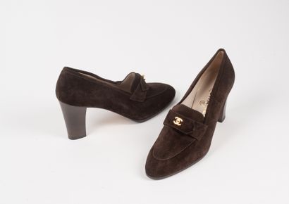 CHANEL - Paire d'escarpins en veau velours...
