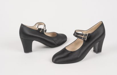 CHANEL - Paire d'escarpins à brides en satin...