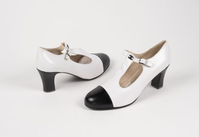 CHANEL - Paire d'escarpins à brides en cuir...
