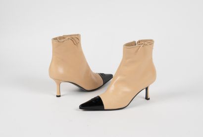 CHANEL - Paire d'ankle boots zippées en cuir...