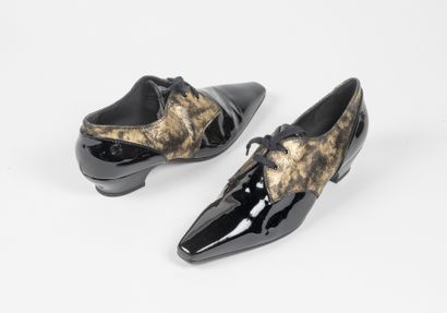 CHANEL - Paire de derbys lacés en cuir verni...