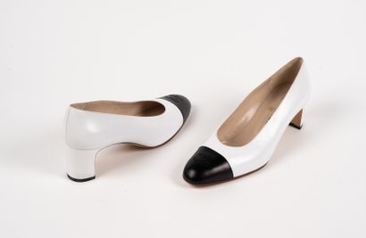 CHANEL - Paire d'escarpins en cuir agneau...