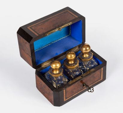359- Perfume box in veneered wood and mother-of-pearl...