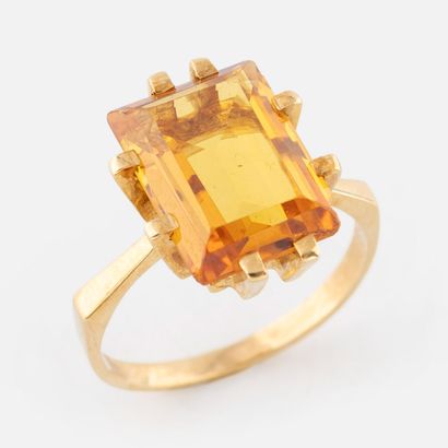 128- Yellow gold ring set with a yellow stone....