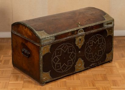 382- Wooden, leather and copper trunk (accidents)....