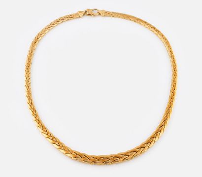 62- Yellow gold necklace with braided links....