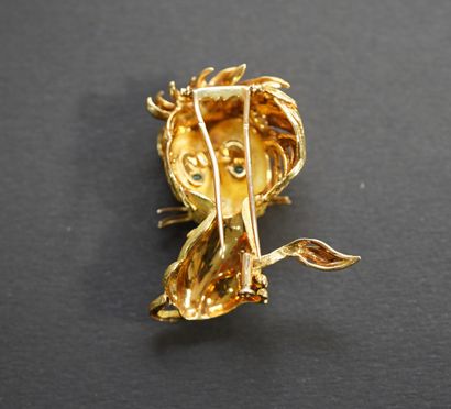 180.2- Yellow gold lion brooch with white...