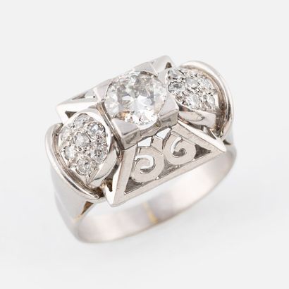 146- A platinum ring from the 1940's with...