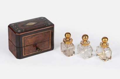 359- Perfume box in veneered wood and mother-of-pearl...