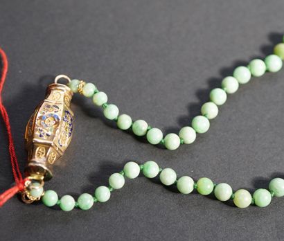174- Long necklace of jade (or jadeite) beads....