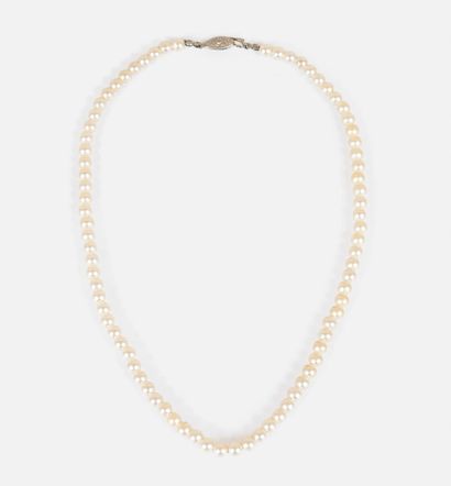151- Fancy pearl necklace. Metal clasp. Length:...