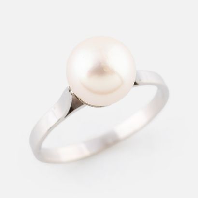 105- White gold ring set with a pearl. TDD:...