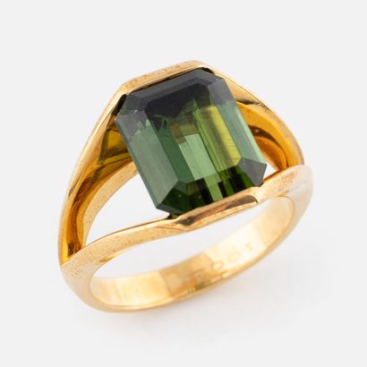 56- Christina RICHARD Yellow gold ring set...