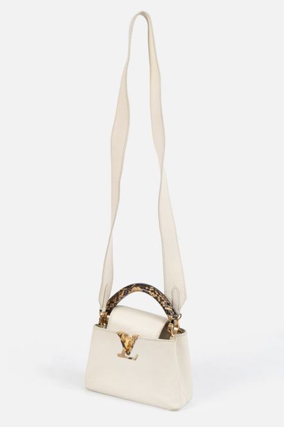 124- Louis VUITTON Beige leather ''Capucines''...