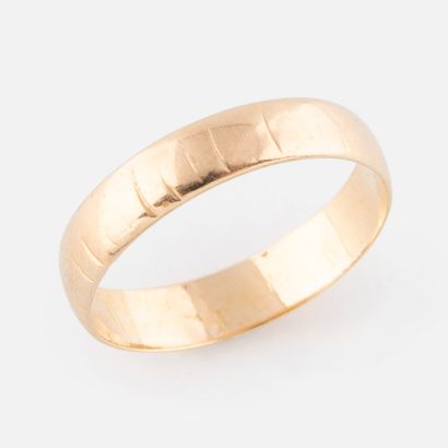 84- Yellow gold wedding band. TDD: 54.5....