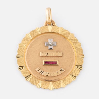 85- Yellow gold pendant ''+ qu'hier, - que...