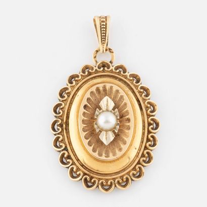 73- Opening pendant in yellow gold set with...