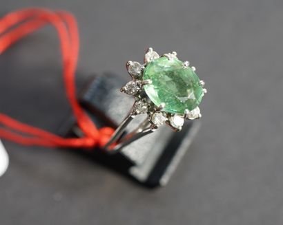 179- White gold ring set with an emerald...