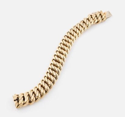 96- Large curb chain in yellow gold. Weight:...