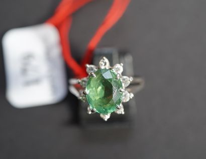 179- White gold ring set with an emerald...