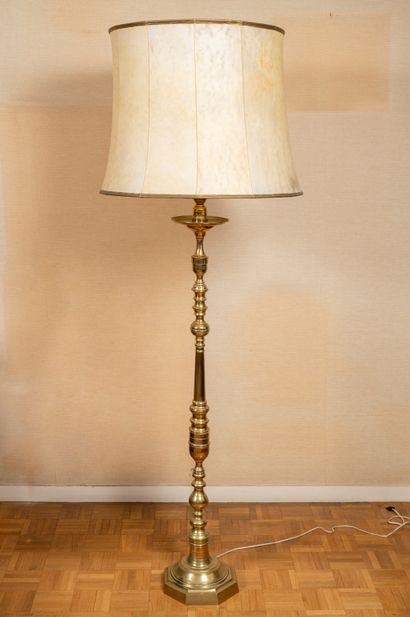 385- Gilded metal floor lamp. H: 118 cm....
