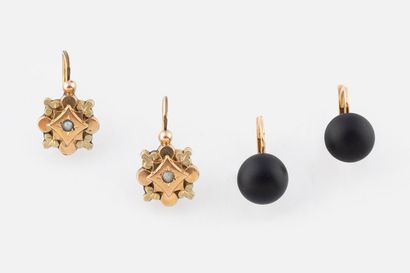 138- Pair of yellow gold and jet cabochon...