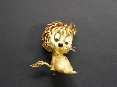 180.2- Yellow gold lion brooch with white...