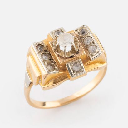 127- Yellow gold ring set with white stones....