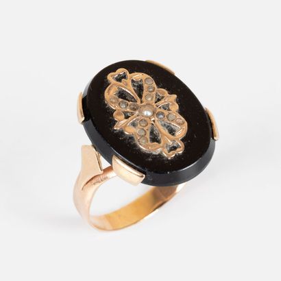 164- Yellow gold ring set with a black stone...