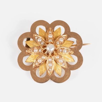 167- Yellow gold brooch set with pearls....