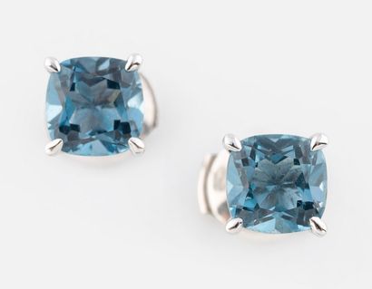 139- Pair of white gold ear studs each set...