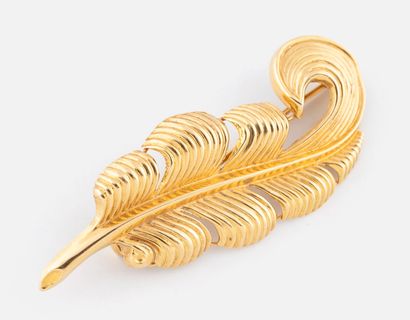 80- ''Leaf'' brooch in yellow gold. Weight:...