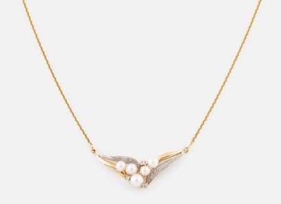 102- Yellow gold necklace set with 5 pearls...