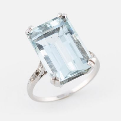 147- 18K white gold ring set with a rectangular...