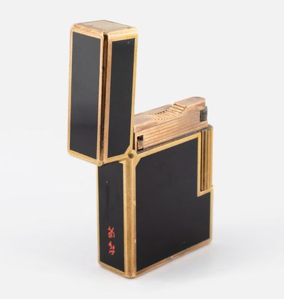93- DUPONT Gilt metal and lacquer lighter....