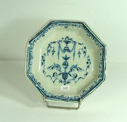 Plat octogonale en faïence bleue et blanche....