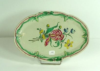 Plat ovale en faïence à décor de fleur et...