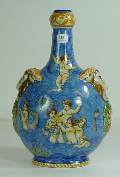 MONTAGNON
Vase à décor de chérubins et têtes...