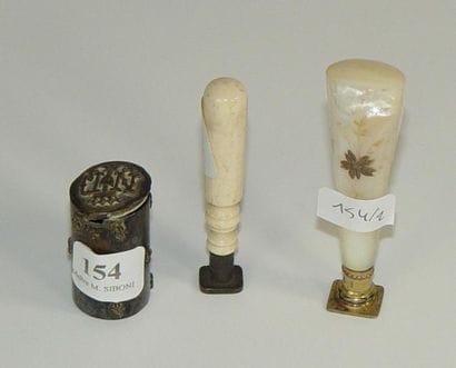 Deux cachets, une petite boîte à décor d...