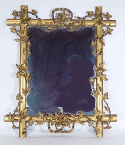 Miroir cadre en bois et pâte dorée à décor...
