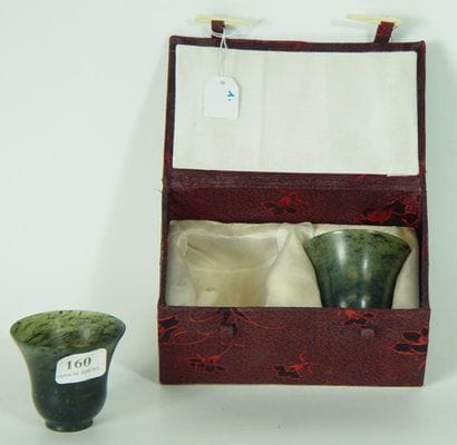 Deux petits verres en jadéïte. Chine