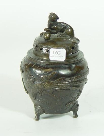 Brûle parfum en bronze à décor d'oiseaux...