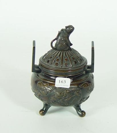 Pot couvert en bronze à décor d'animaux....
