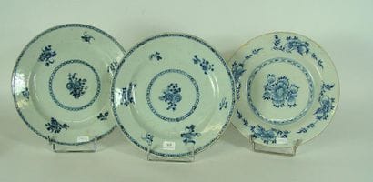 Trois assiettes en porcelaine à décor de...